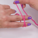 Cross the thread on the upper side of the fingers