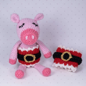 Piggy Scarlett tries on everything...always ready to create a new trend.
