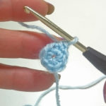 Repeat the procedure and work a second single crochet (UK: doppel crochet) into the same stitch. The ring now consists of 8 single crochet (UK: doppel crochet).